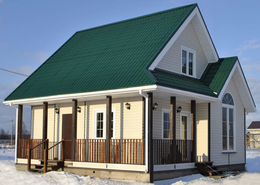 Дом белый с зеленой крышей фото